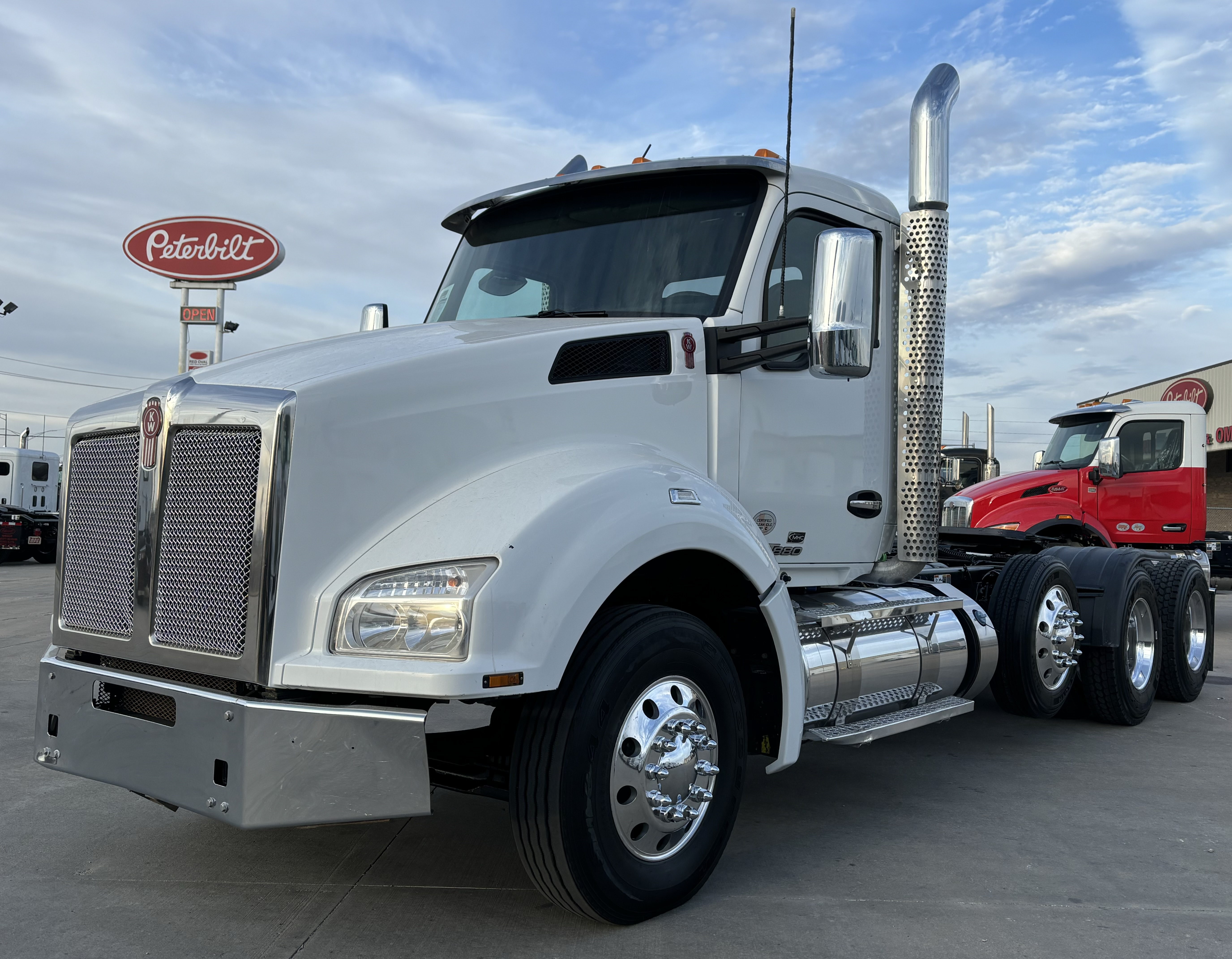 Photo of a 2021 Kenworth T880