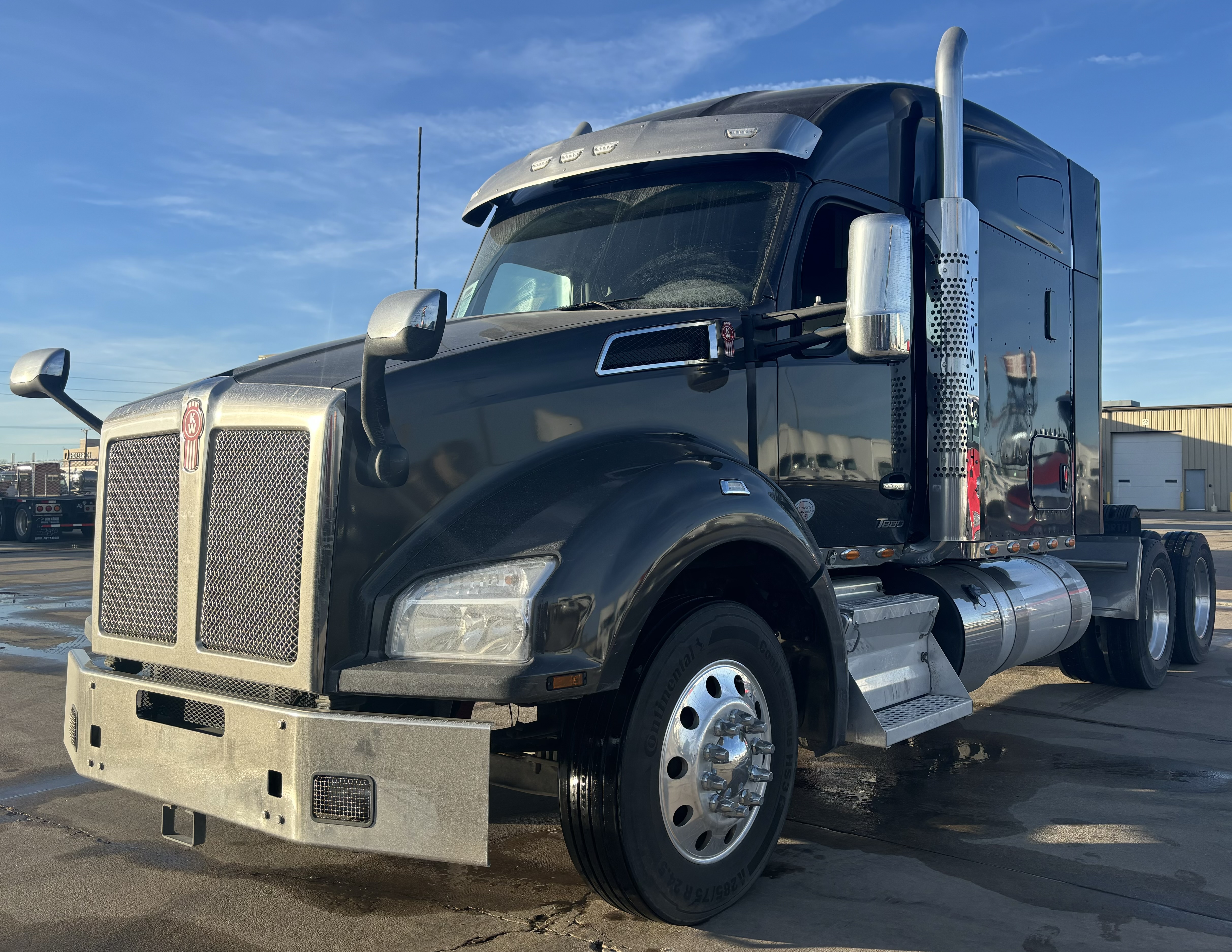 Photo of a 2022 Kenworth T880