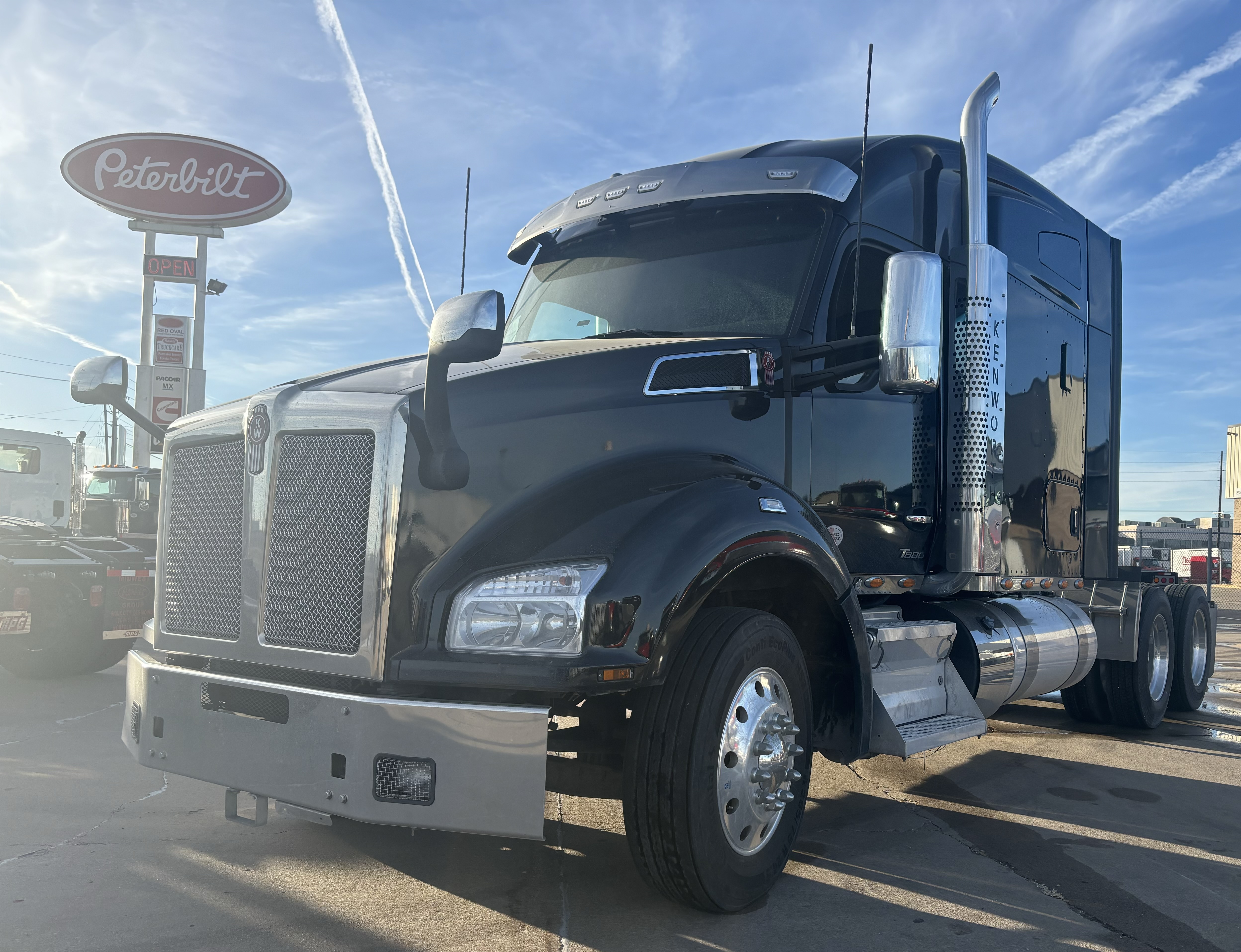 Photo of a 2022 Kenworth T880